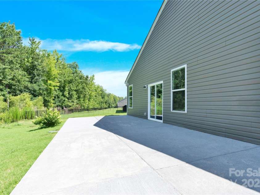 3207 Selwyn Landing Drive, Charlotte, NC 28215.  MLS# CAR4269494, YatesRealty ID 26020. 