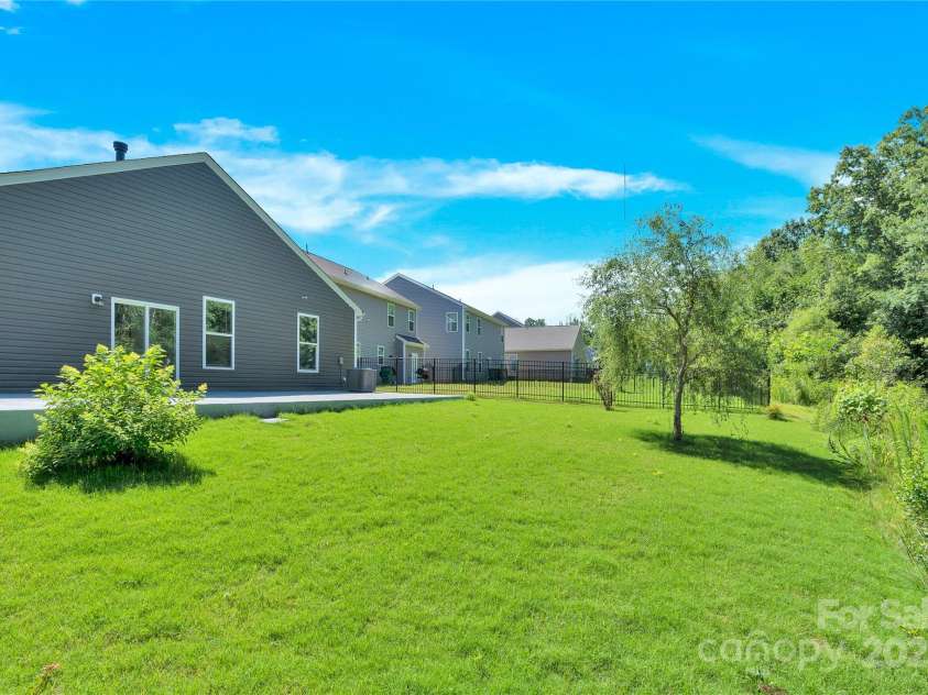 3207 Selwyn Landing Drive, Charlotte, NC 28215.  MLS# CAR4269494, YatesRealty ID 26020. 