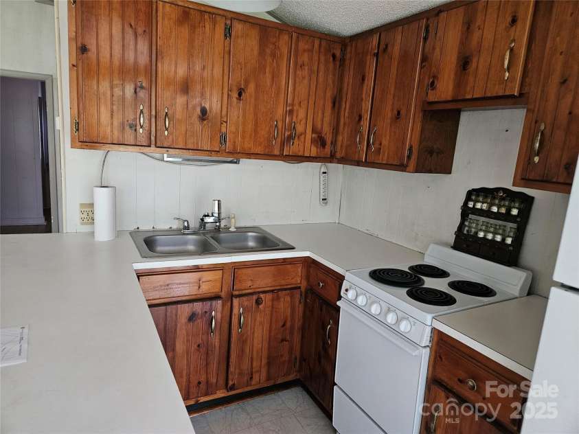6813 Navajo Trail, Sherrills Ford, NC 28673.  MLS# CAR4253996, YatesRealty ID 26022. Kitchen