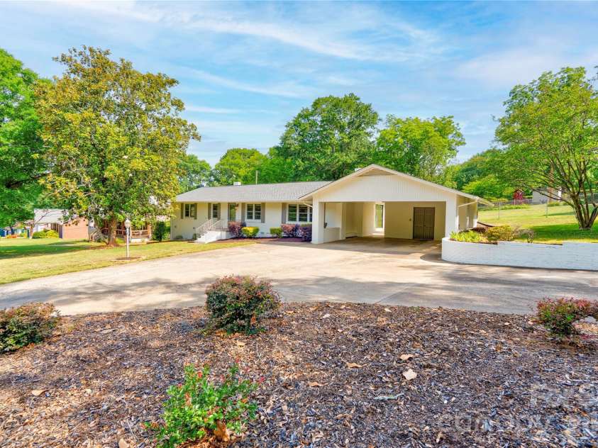 809 Forest Hill Drive, Shelby, NC 28150.  MLS# CAR4385208, YatesRealty ID 26022. 