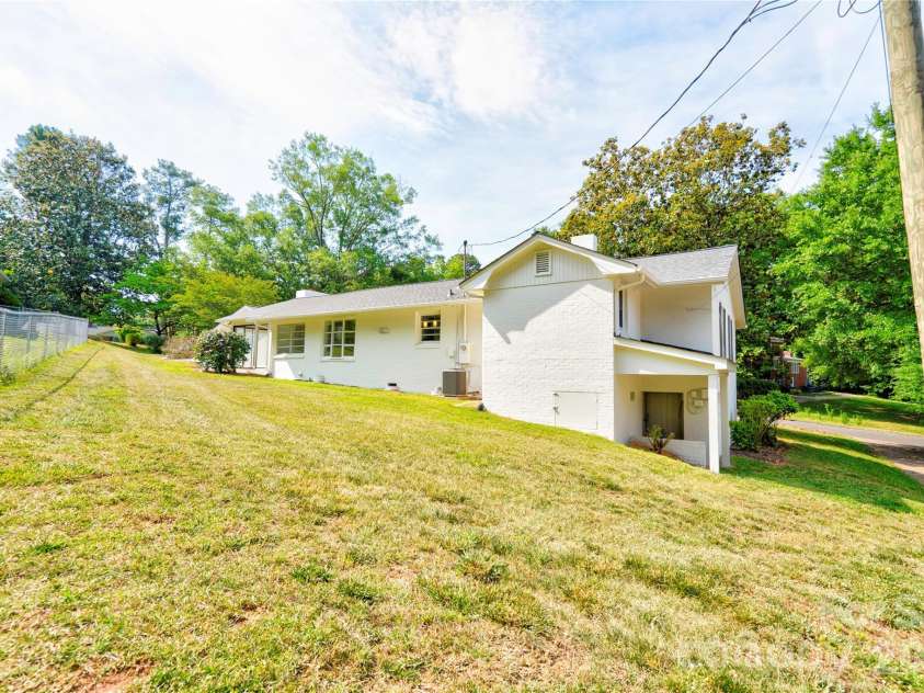 809 Forest Hill Drive, Shelby, NC 28150.  MLS# CAR4385208, YatesRealty ID 26022. 
