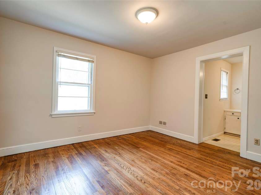809 Forest Hill Drive, Shelby, NC 28150.  MLS# CAR4385208, YatesRealty ID 26022. En suite bedroom
