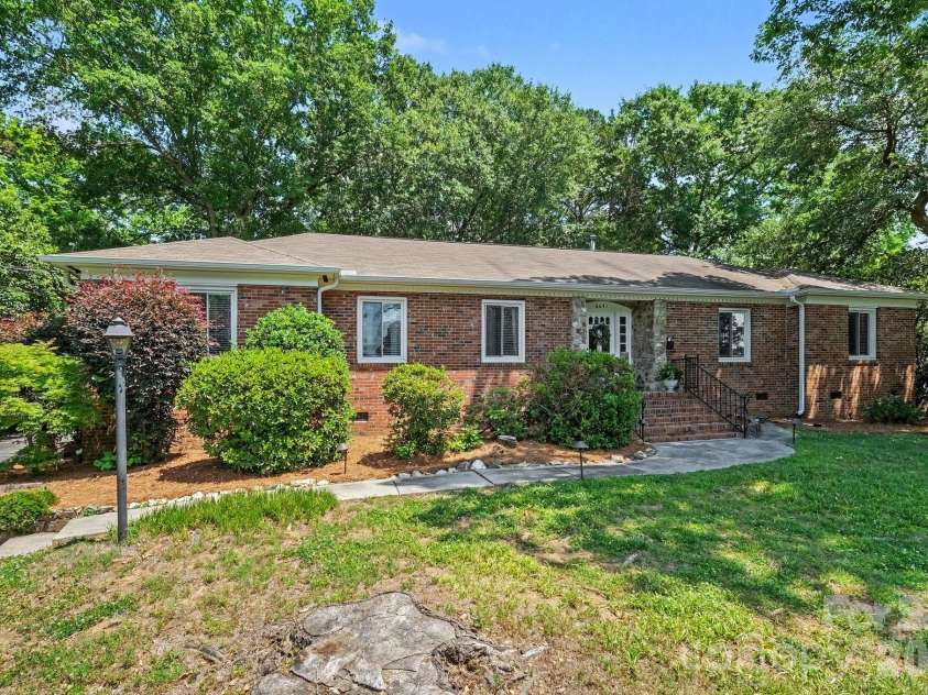 6641 Brookmeade Drive, Charlotte, NC 28226.  MLS# CAR4384428, YatesRealty ID 26026. 