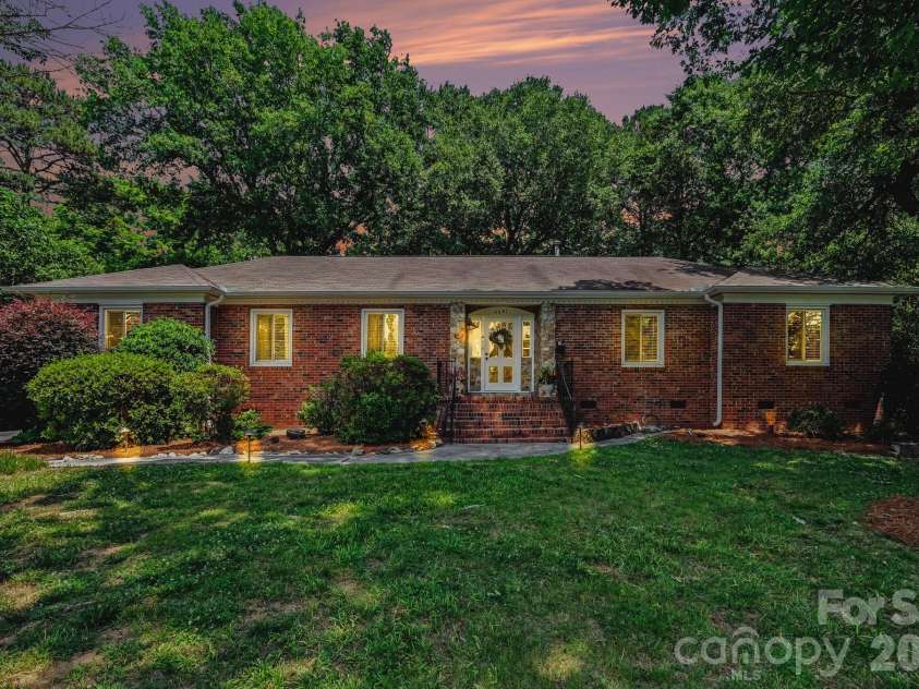 6641 Brookmeade Drive, Charlotte, NC 28226.  MLS# CAR4384428, YatesRealty ID 26026. 