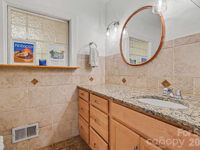 6641 Brookmeade Drive, Charlotte, NC 28226.  MLS# CAR4384428, YatesRealty ID 26026. 