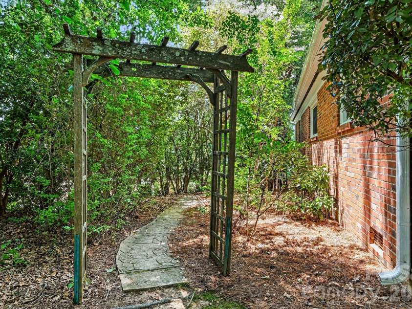 6641 Brookmeade Drive, Charlotte, NC 28226.  MLS# CAR4384428, YatesRealty ID 26026. 