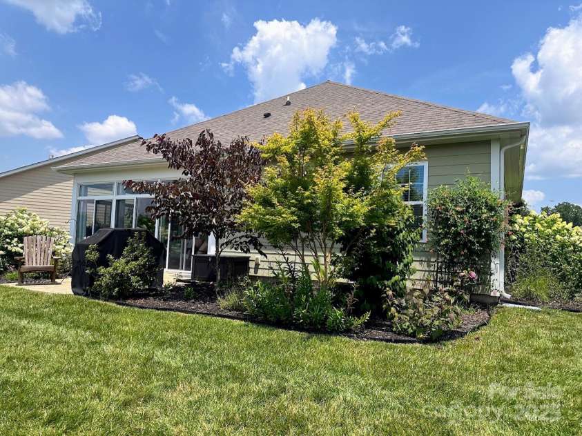 125 Rosebay Drive, Mooresville, NC 28117.  MLS# CAR4269839, YatesRealty ID 26027. Mature Landscaping