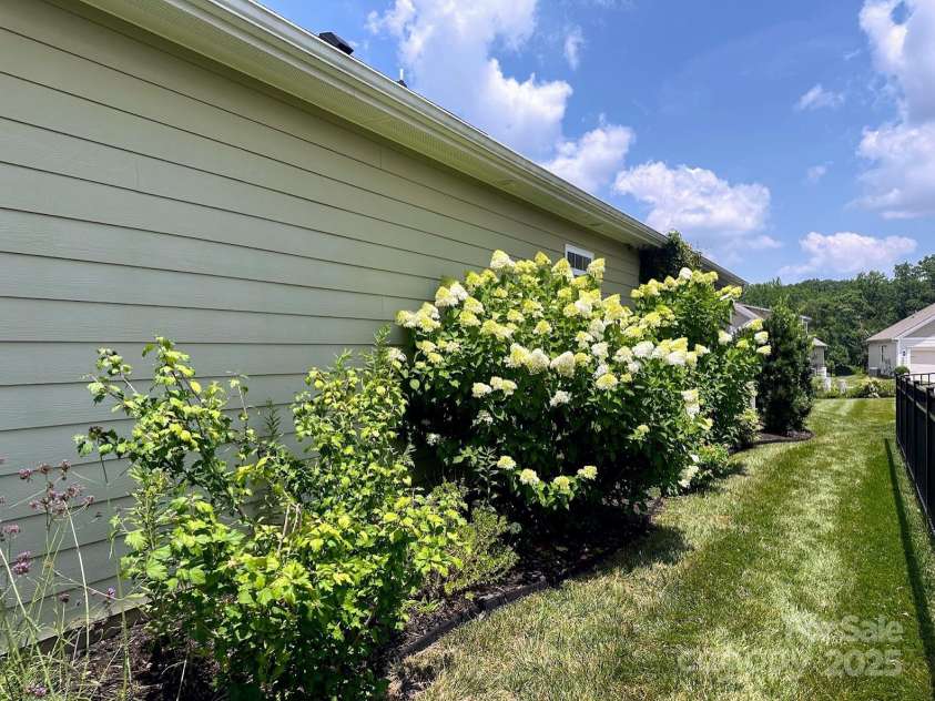 125 Rosebay Drive, Mooresville, NC 28117.  MLS# CAR4269839, YatesRealty ID 26027. Mature Landscaping