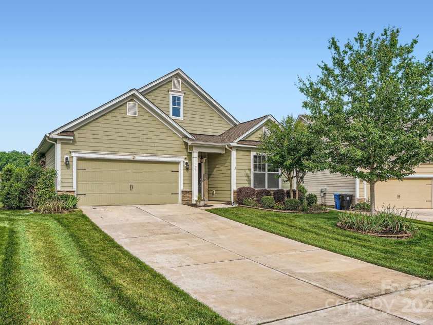 125 Rosebay Drive, Mooresville, NC 28117.  MLS# CAR4269839, YatesRealty ID 26027. Plenty Of Parking