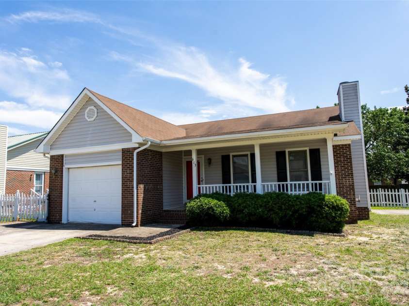 613 Sunnybrook Drive, Hope Mills, NC 28348.  MLS# CAR4278699, YatesRealty ID 26032. 