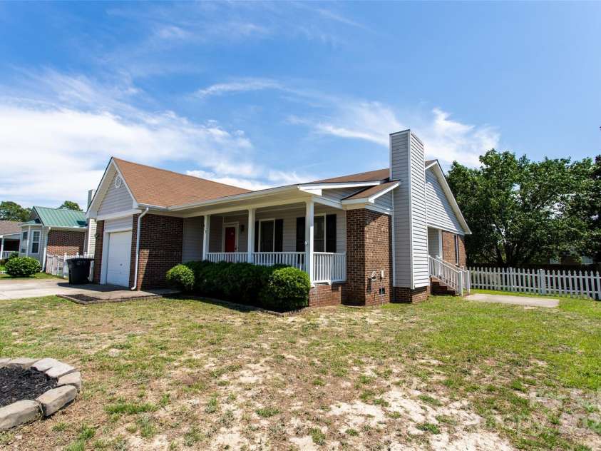613 Sunnybrook Drive, Hope Mills, NC 28348.  MLS# CAR4278699, YatesRealty ID 26032. 
