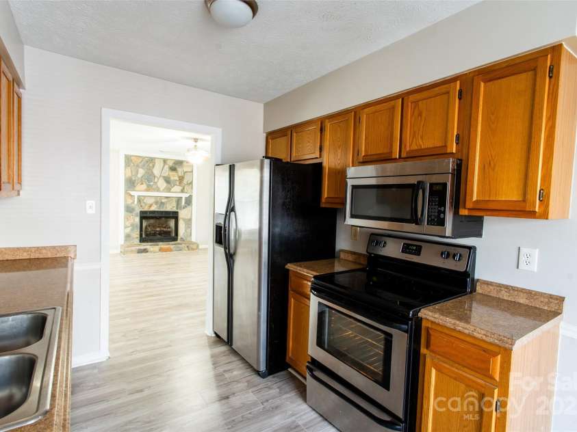 613 Sunnybrook Drive, Hope Mills, NC 28348.  MLS# CAR4278699, YatesRealty ID 26032. 