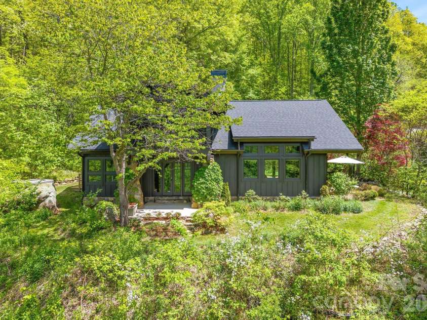144 Pegg Road, Barnardsville, NC 28709.  MLS# CAR4374425, YatesRealty ID 26033. Private Mountain Home