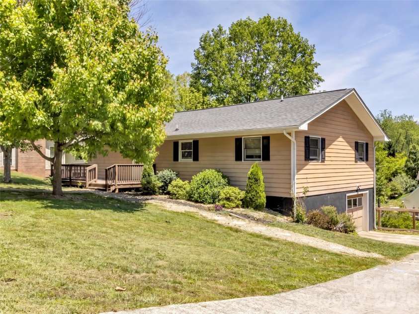 252 Oak Park Drive, Clyde, NC 28721.  MLS# CAR4381377, YatesRealty ID 26039. 