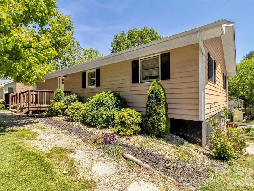 252 Oak Park Drive, Clyde, NC 28721.  MLS# CAR4381377, YatesRealty ID 26039. 
