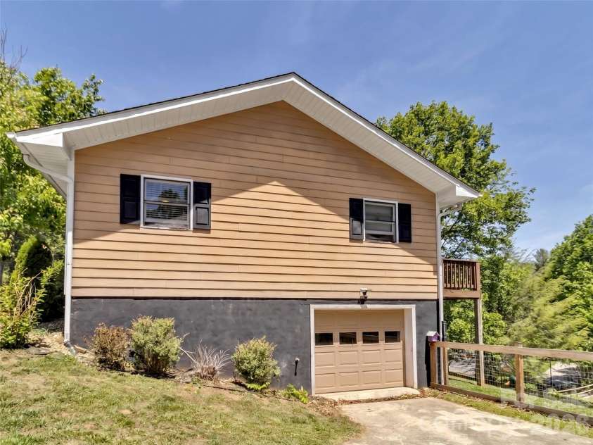 252 Oak Park Drive, Clyde, NC 28721.  MLS# CAR4381377, YatesRealty ID 26039. 