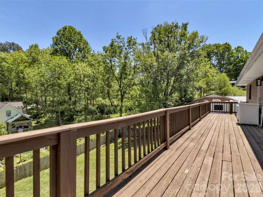 252 Oak Park Drive, Clyde, NC 28721.  MLS# CAR4381377, YatesRealty ID 26039. 