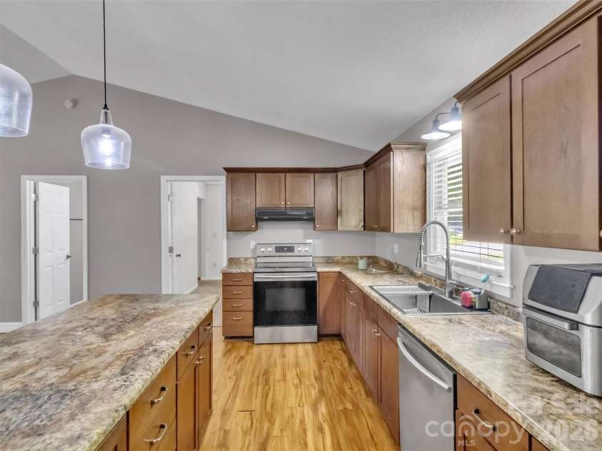 252 Oak Park Drive, Clyde, NC 28721.  MLS# CAR4381377, YatesRealty ID 26039. 