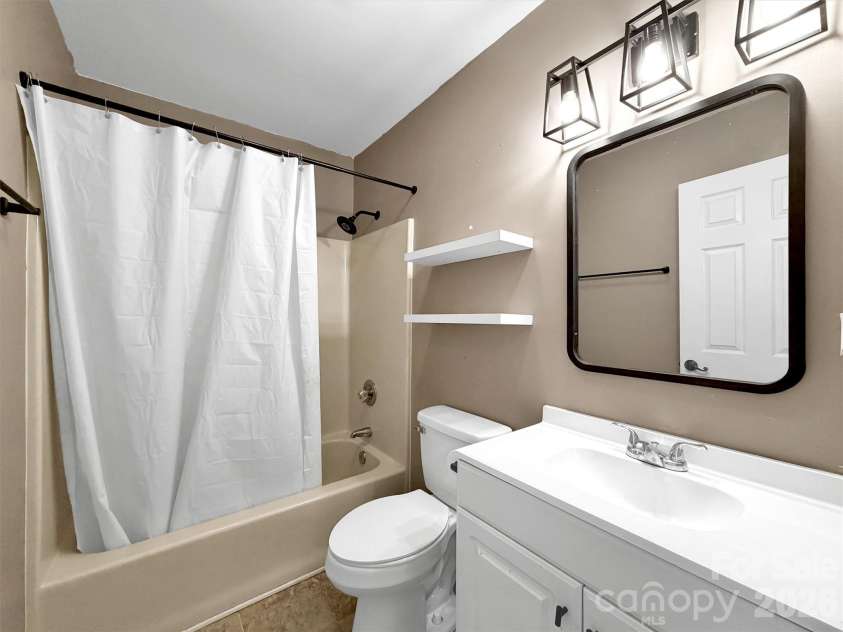 252 Oak Park Drive, Clyde, NC 28721.  MLS# CAR4381377, YatesRealty ID 26039. Upstairs full bathroom