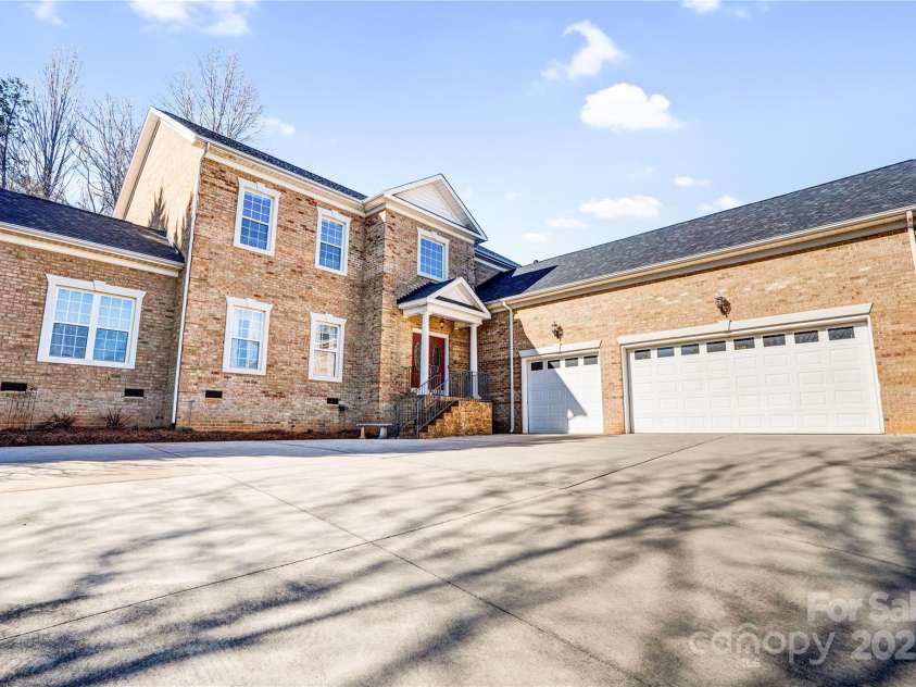 305 Chancelot Lane, Fort Mill, SC 29708.  MLS# CAR4224414, YatesRealty ID 2604. 