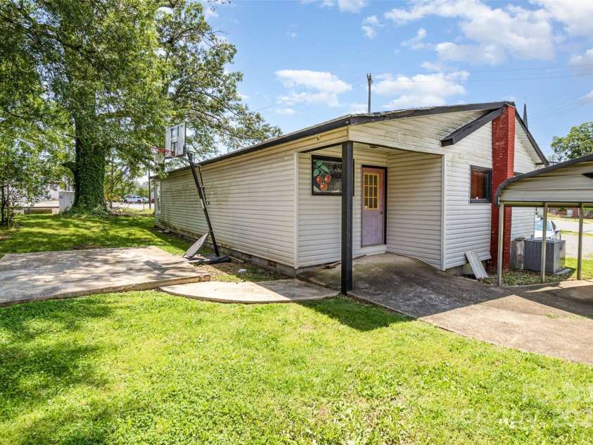 400 1st Street, Cherryville, NC 28021.  MLS# CAR4234944, YatesRealty ID 26040. 