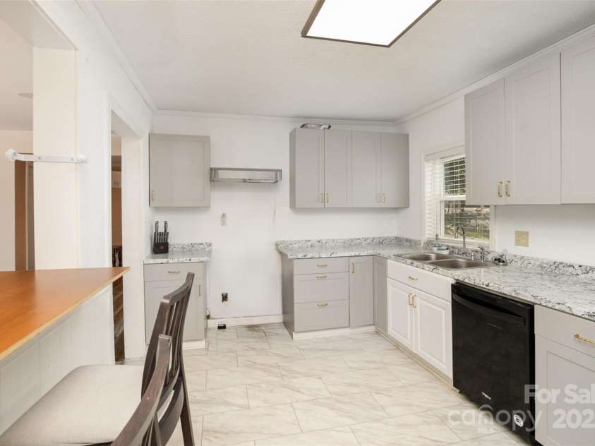 400 1st Street, Cherryville, NC 28021.  MLS# CAR4234944, YatesRealty ID 26040. 