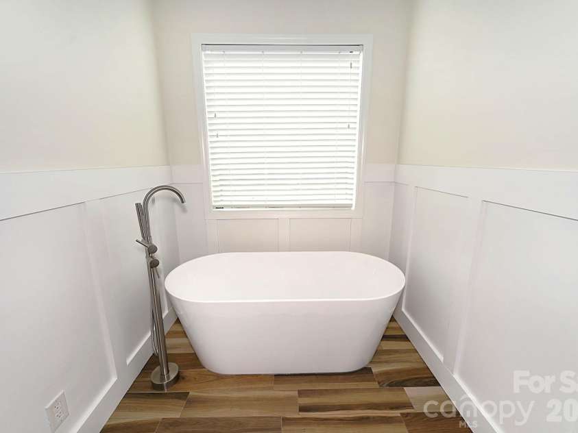 406 5th Avenue, Conover, NC 28613.  MLS# CAR4368101, YatesRealty ID 26041. Primary Soaking Tub