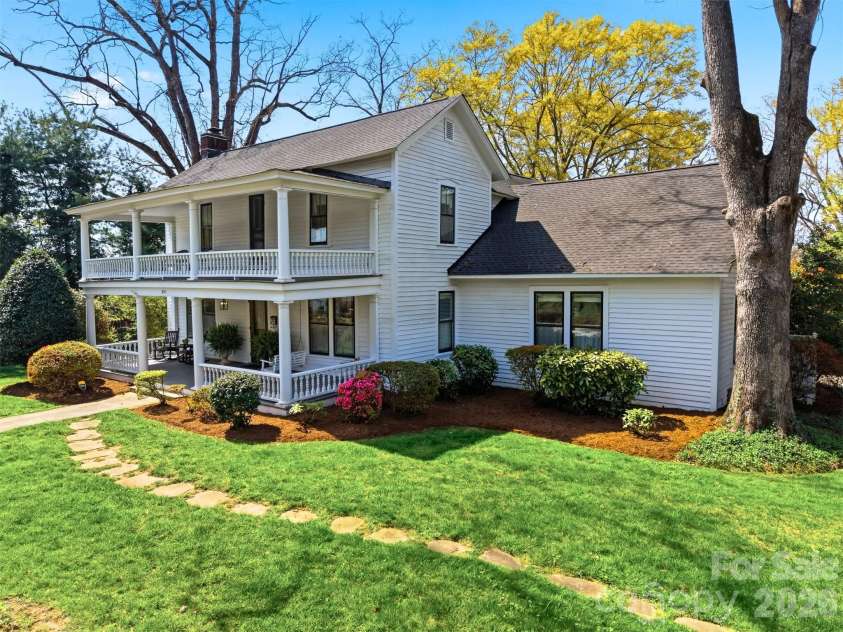 321 9th Street, Hickory, NC 28601.  MLS# CAR4355650, YatesRealty ID 26042. 