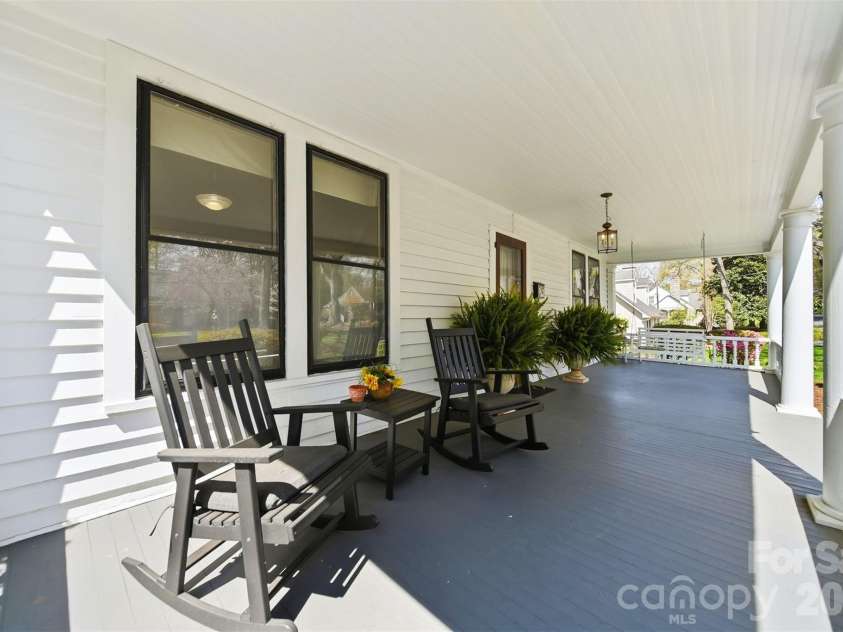 321 9th Street, Hickory, NC 28601.  MLS# CAR4355650, YatesRealty ID 26042. 