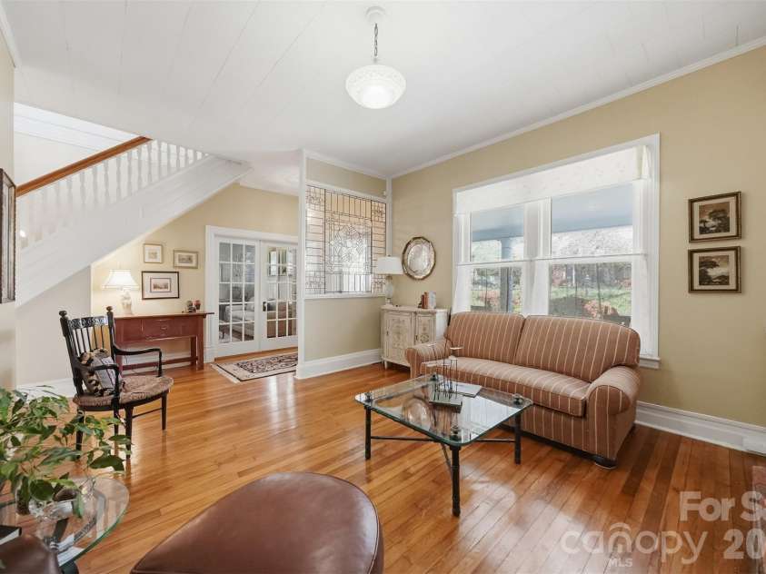 321 9th Street, Hickory, NC 28601.  MLS# CAR4355650, YatesRealty ID 26042. 