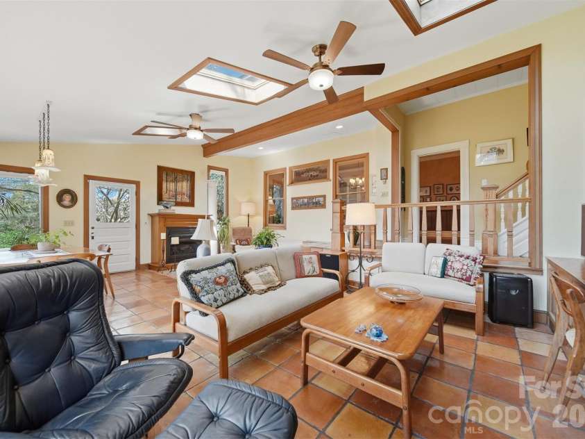 321 9th Street, Hickory, NC 28601.  MLS# CAR4355650, YatesRealty ID 26042. 