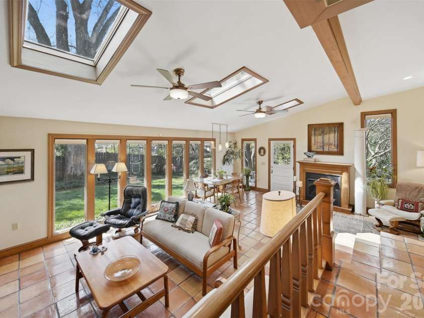 321 9th Street, Hickory, NC 28601.  MLS# CAR4355650, YatesRealty ID 26042. 