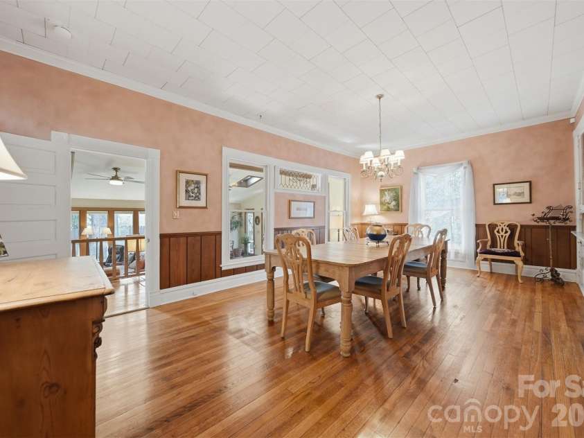 321 9th Street, Hickory, NC 28601.  MLS# CAR4355650, YatesRealty ID 26042. 
