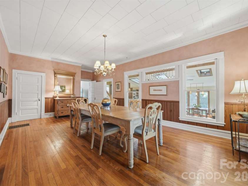 321 9th Street, Hickory, NC 28601.  MLS# CAR4355650, YatesRealty ID 26042. 