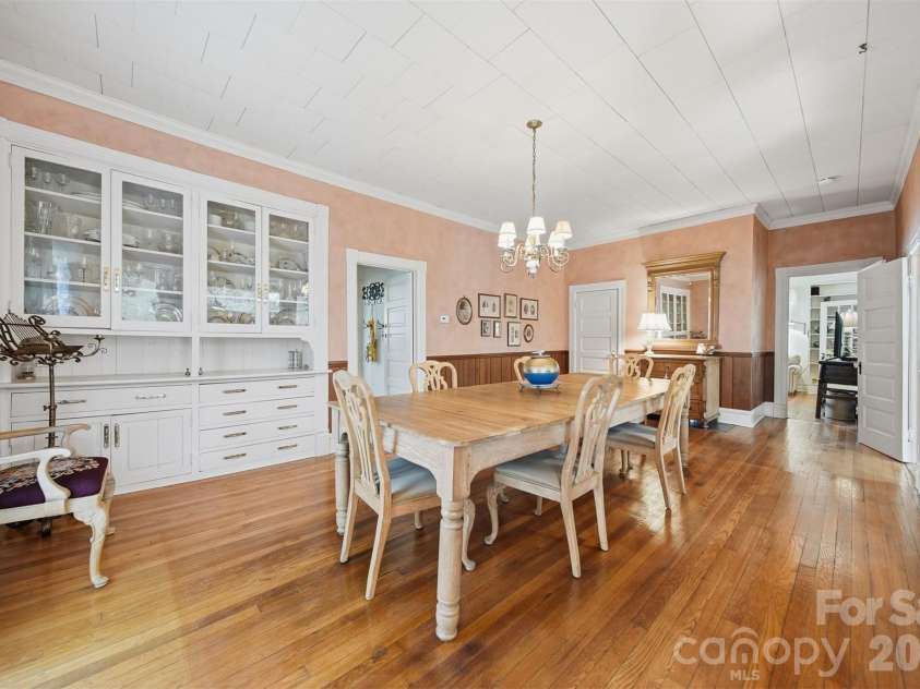 321 9th Street, Hickory, NC 28601.  MLS# CAR4355650, YatesRealty ID 26042. 