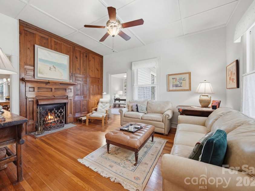 321 9th Street, Hickory, NC 28601.  MLS# CAR4355650, YatesRealty ID 26042. 