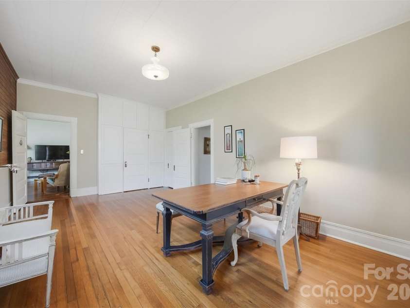 321 9th Street, Hickory, NC 28601.  MLS# CAR4355650, YatesRealty ID 26042. 