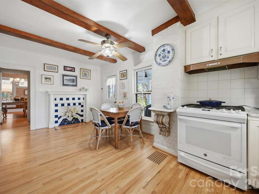 321 9th Street, Hickory, NC 28601.  MLS# CAR4355650, YatesRealty ID 26042. 
