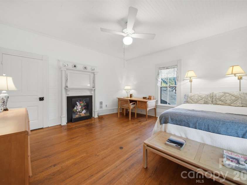 321 9th Street, Hickory, NC 28601.  MLS# CAR4355650, YatesRealty ID 26042. 