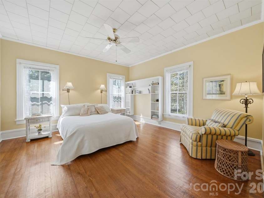 321 9th Street, Hickory, NC 28601.  MLS# CAR4355650, YatesRealty ID 26042. 
