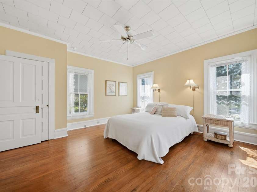 321 9th Street, Hickory, NC 28601.  MLS# CAR4355650, YatesRealty ID 26042. 