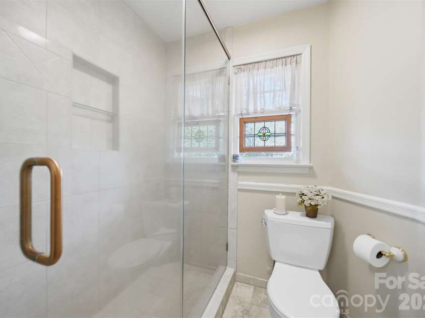 321 9th Street, Hickory, NC 28601.  MLS# CAR4355650, YatesRealty ID 26042. 