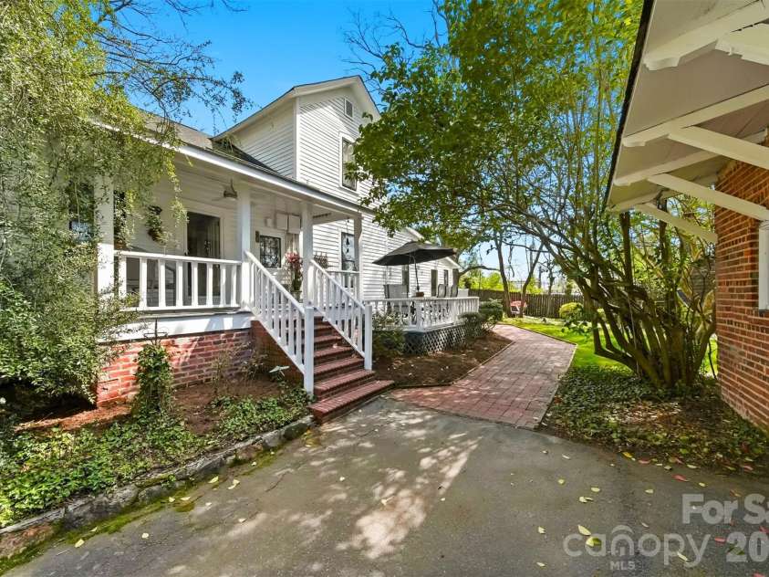 321 9th Street, Hickory, NC 28601.  MLS# CAR4355650, YatesRealty ID 26042. 