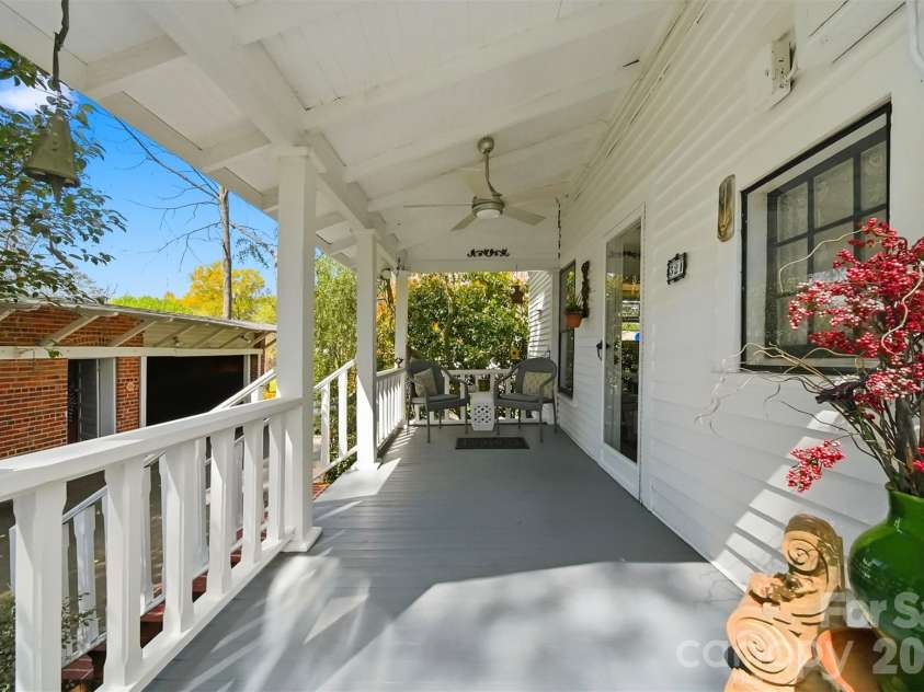 321 9th Street, Hickory, NC 28601.  MLS# CAR4355650, YatesRealty ID 26042. 