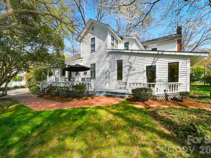 321 9th Street, Hickory, NC 28601.  MLS# CAR4355650, YatesRealty ID 26042. 