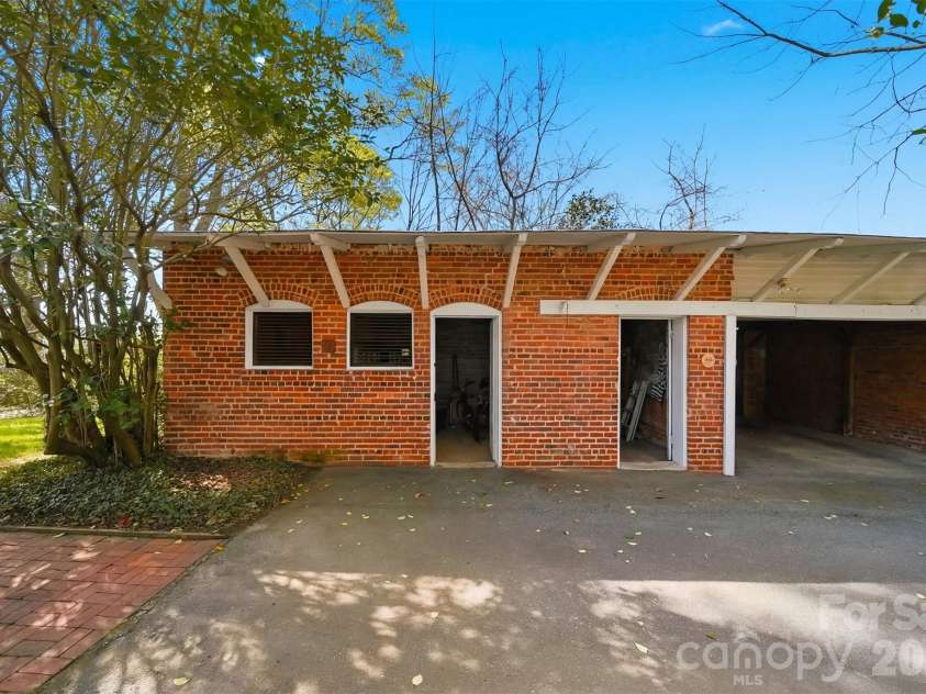 321 9th Street, Hickory, NC 28601.  MLS# CAR4355650, YatesRealty ID 26042. 