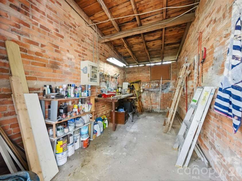 321 9th Street, Hickory, NC 28601.  MLS# CAR4355650, YatesRealty ID 26042. 