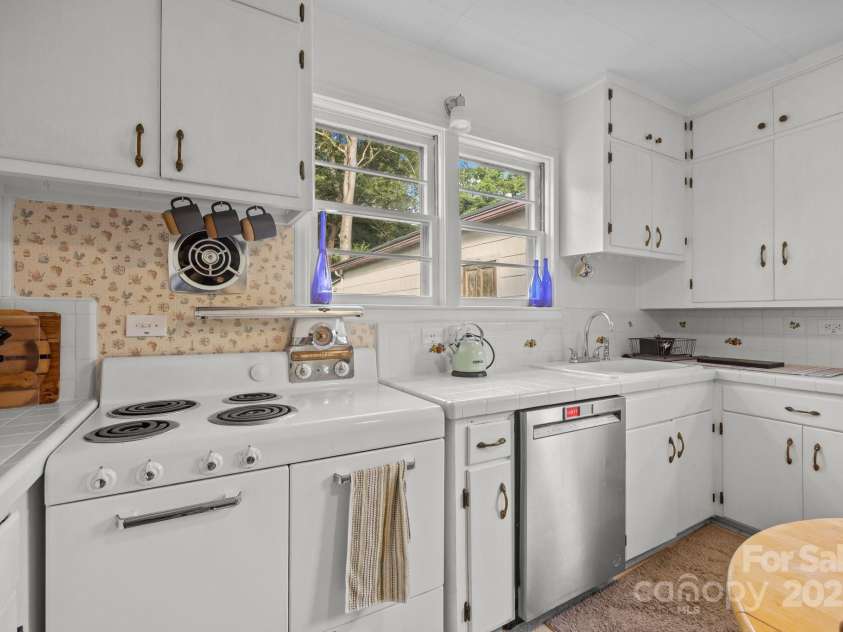 133 Lawson Street, Hot Springs, NC 28743.  MLS# CAR4277872, YatesRealty ID 26044. Kitchen