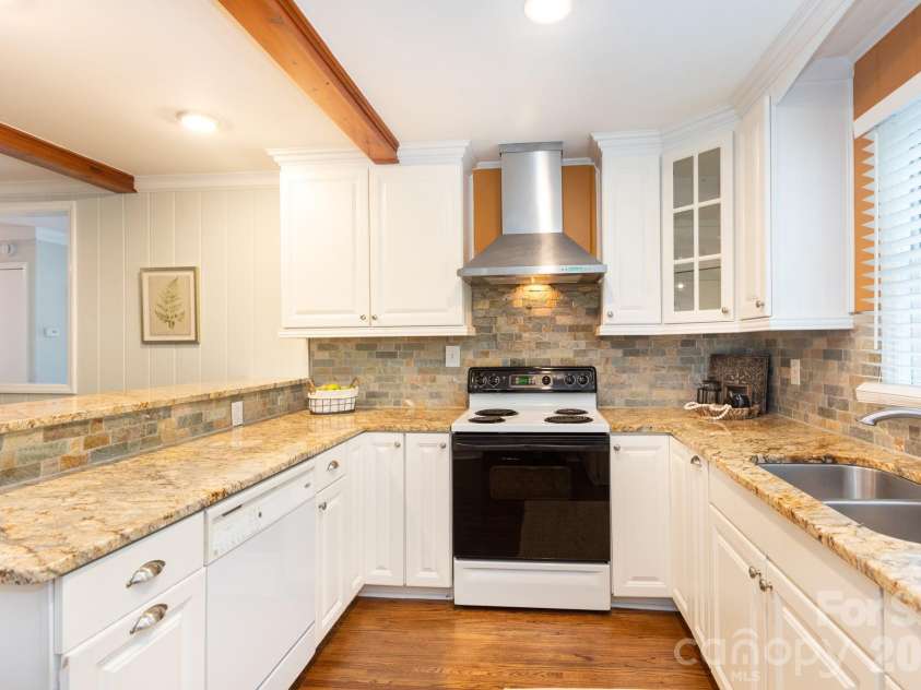 5100 Kimwood Place, Charlotte, NC 28205.  MLS# CAR4385698, YatesRealty ID 26044. 