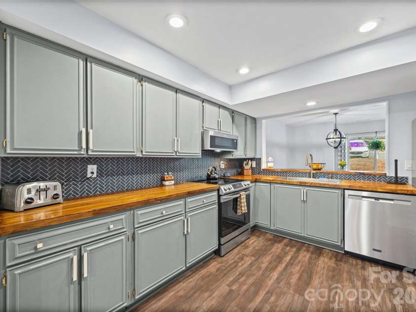 34 Old Post Road, Lake Wylie, SC 29710.  MLS# CAR4359546, YatesRealty ID 26045. 